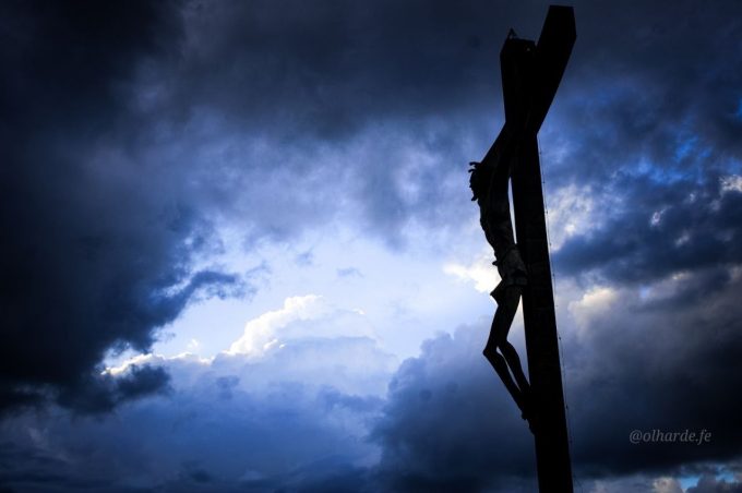 Maio Amarelo: Cristo de Mário Cravo ganha iluminação especial neste mês em alerta para o fim da violência no trânsito
