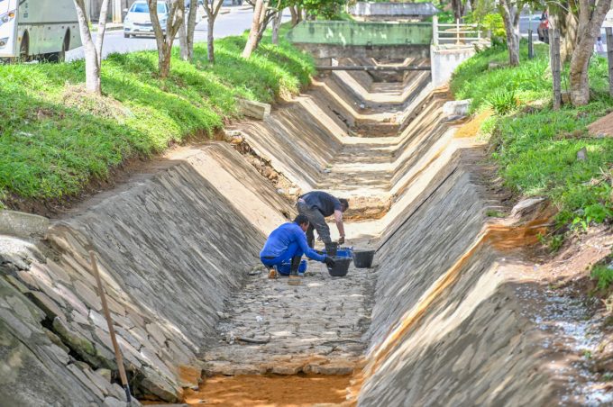 Obras de reconstrução de canais de drenagem em Vitória da Conquista começa no canal do Panorama