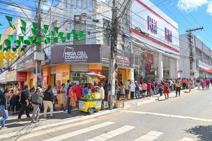 Procon notifica agência bancária por descumprimento de leis municipais em Vitória da Conquista
