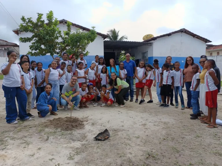 Prefeitura de Alagoinhas promove ação do Maio Laranja na Escola Roberto Santos