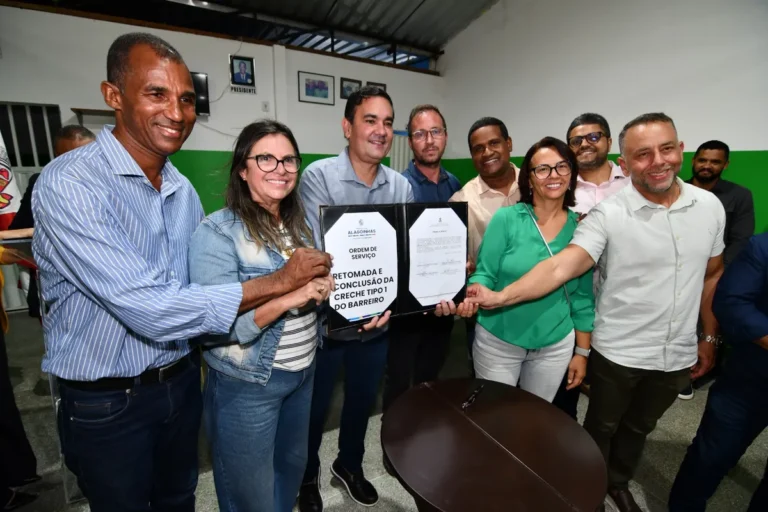 Gustavo Carmo assina ordem de serviço para retomar obra de creche do Barreiro