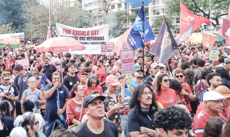 Manifestação em SP pede fim da escala 6×1 e ações contra o feminicídio