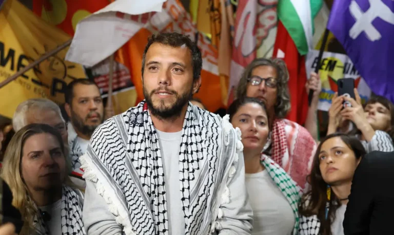 Ativista Thiago Ávila volta ao país após prisão em Israel