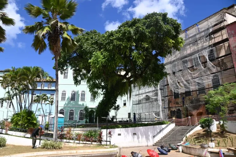 Praça das Artes Mestre Neguinho do Samba passa por requalificação