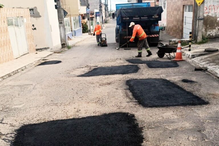 SOMA mobiliza quatro equipes para manutenção de vias públicas em Feira