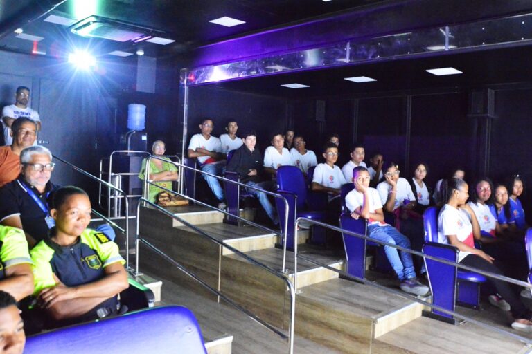 SMT e PRF promovem educação para o trânsito com cinema itinerante
