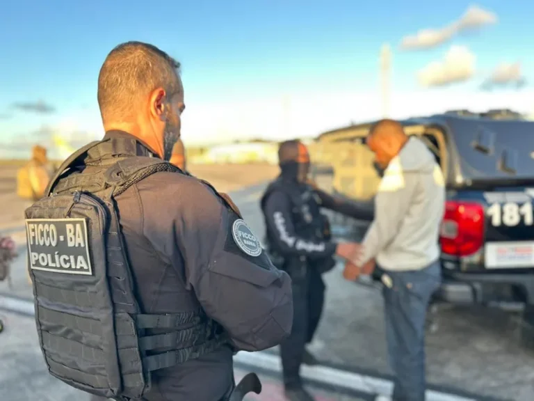 Chega a Salvador casal líder de facção capturado pela Polícia da Bahia na Bolívia