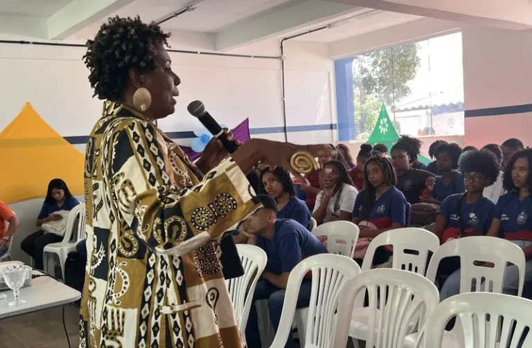 Estilista Madá Negriff inspira estudantes em Salvador, durante o Maio Antirracista