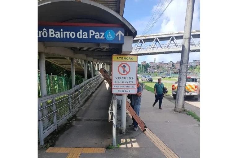 Transalvador implanta sinalização no acesso às passarelas para coibir tráfego de moto