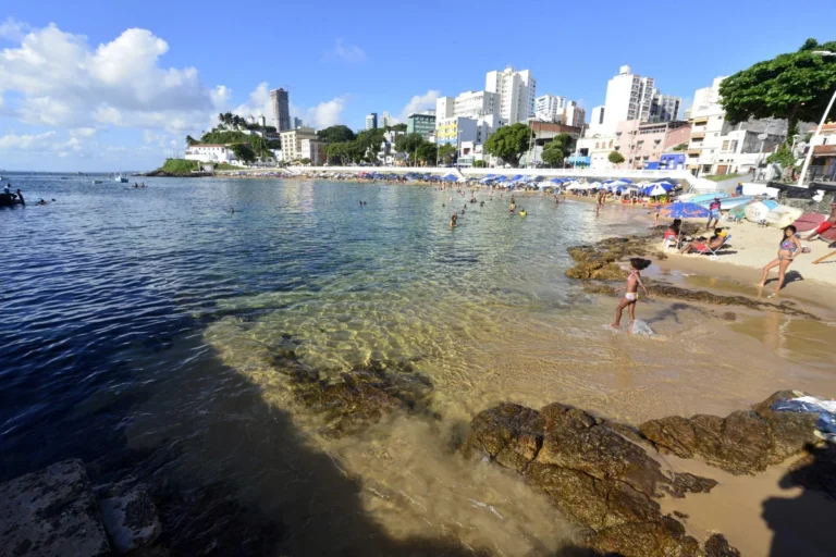 Prefeitura vai demarcar com boias a área exclusiva para banho no Porto da Barra