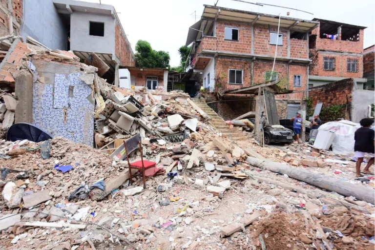 Codesal evacua seis edificações no entorno de prédio que desabou em Salvador